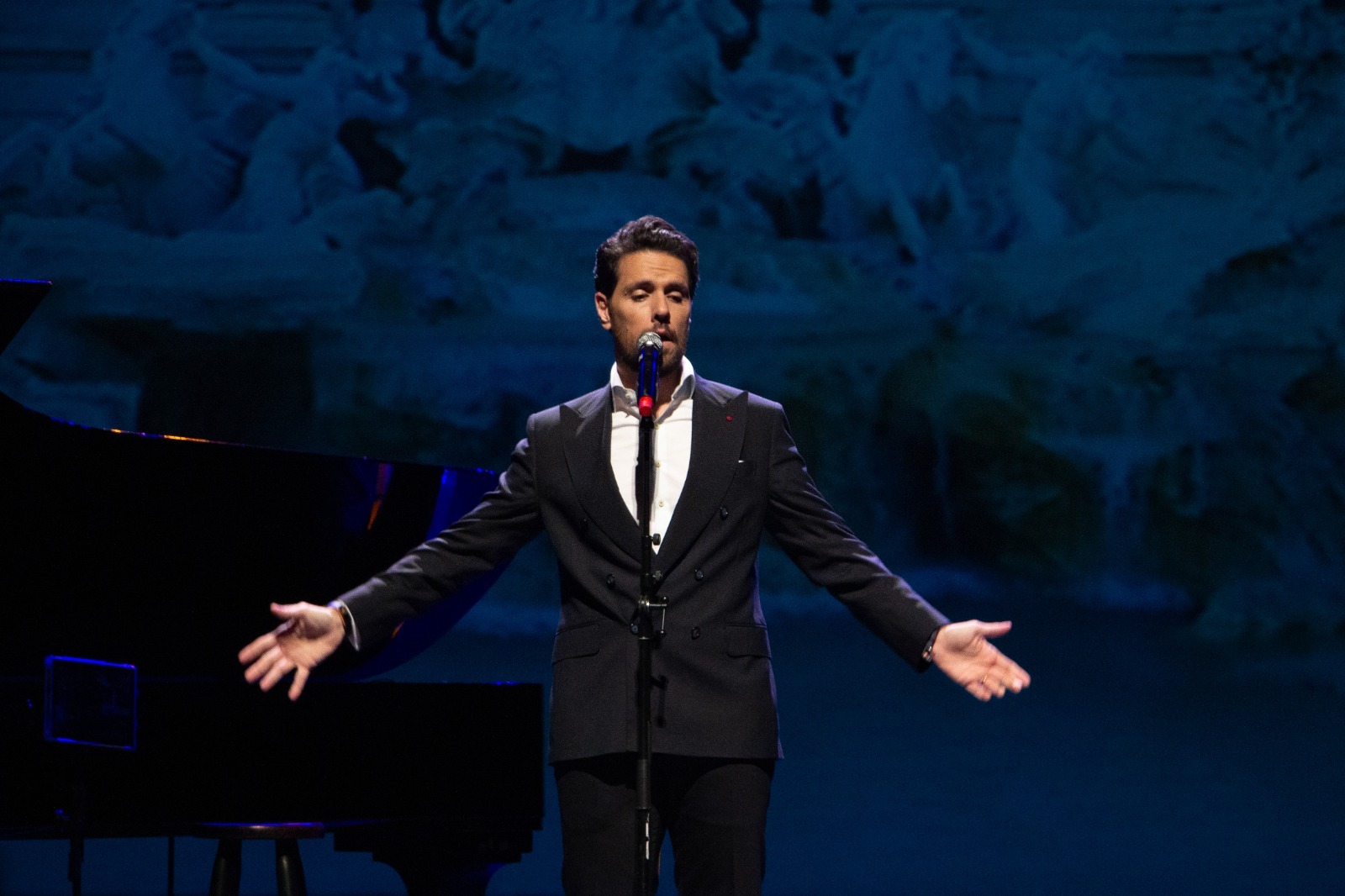 Thiago Arancam canta clássicos da música italiana no Teatro Manauara, neste sábado (30)