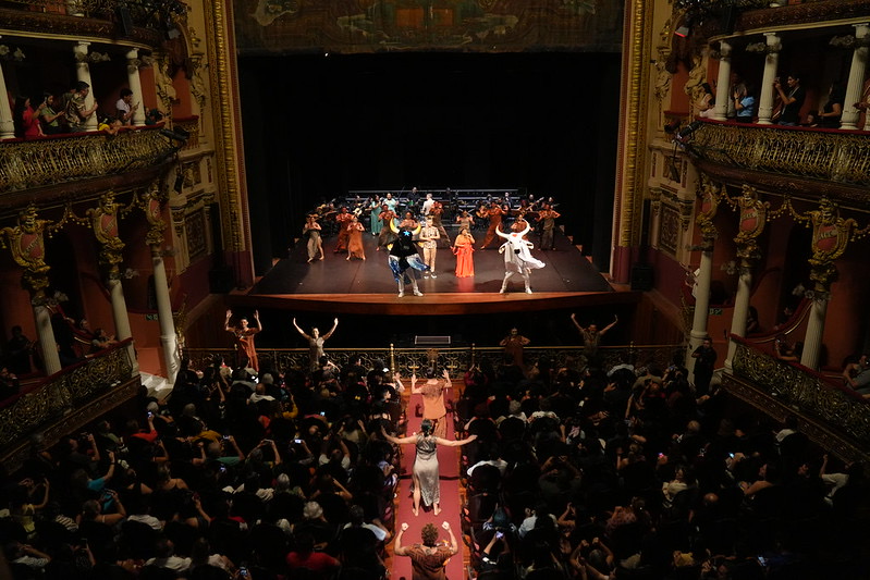 Espetáculo ‘Regionalidades - Parte 2’ celebra diversidade cultural no palco do imponente Teatro Amazonas