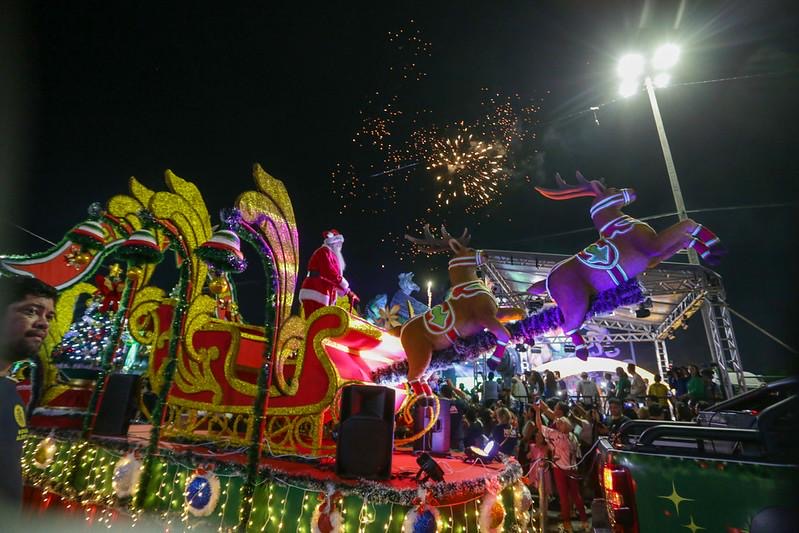 Prefeito David Almeida abre primeira Parada Natalina de 2025 com personagens de “NATAL • Um Sonho de Natal” da Nova Igreja Batista